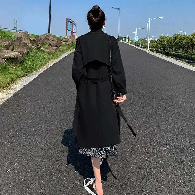 Женский плащ средней длины с поясом темно-хаки черная верхняя одежда