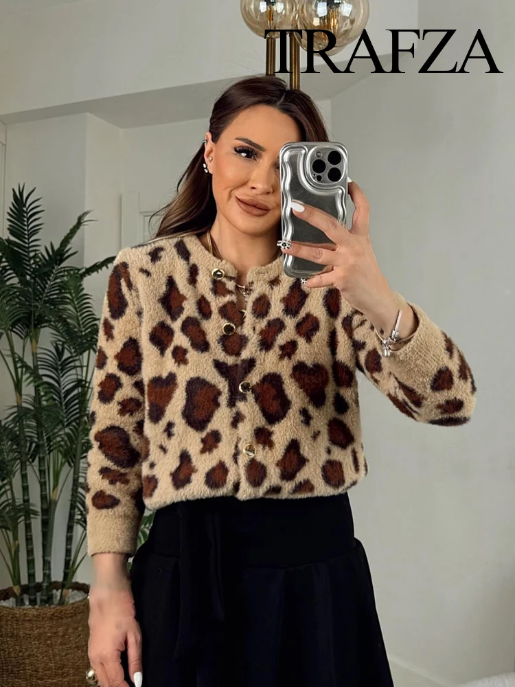 Женский трикотажный кардиган с круглым вырезом в обтяжку