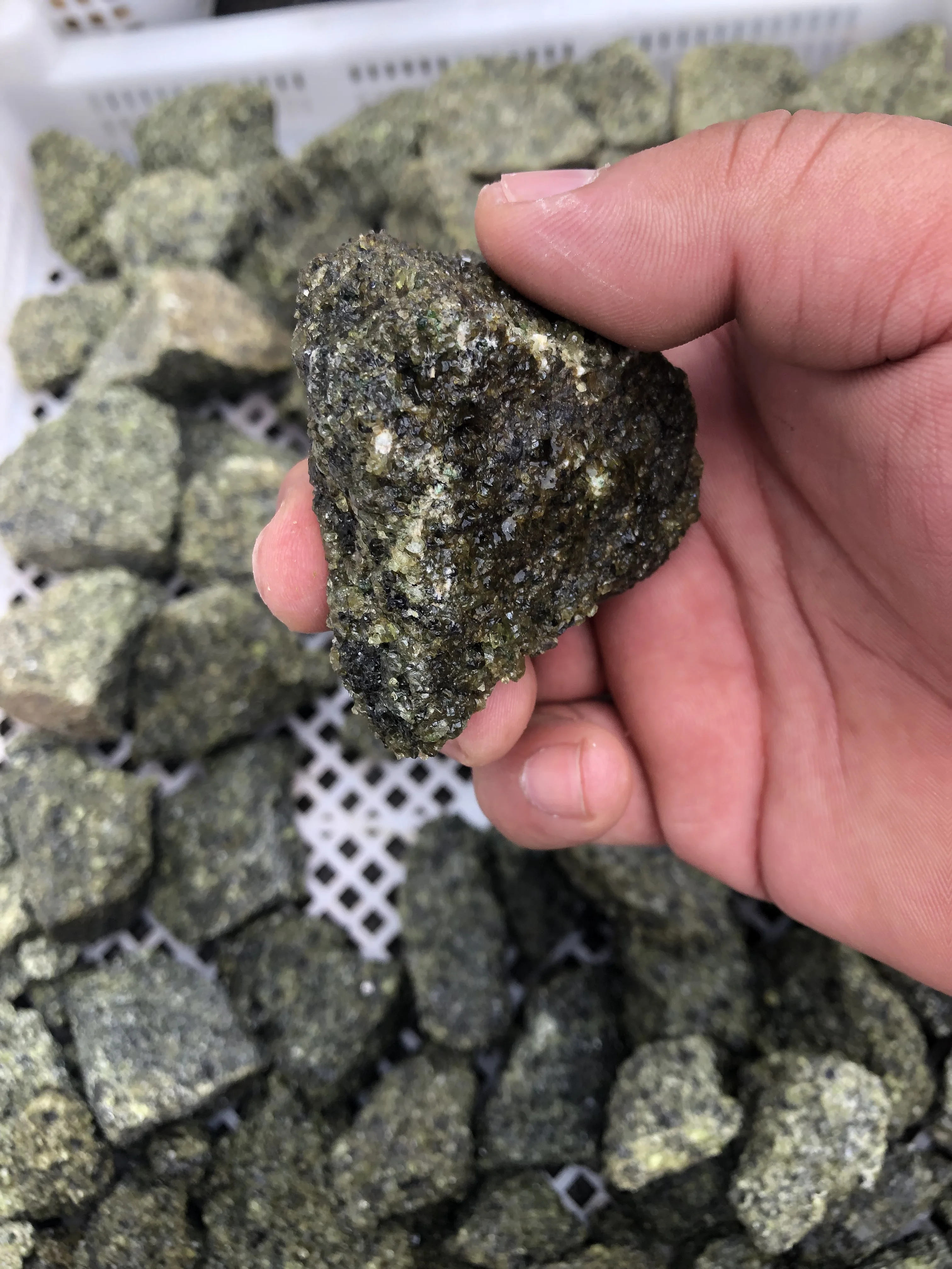 1Kg Nature Stone Olivine Natural Mineral Raw Stone Mineral Crystal Ornaments Stone Specimen Collection Geological Teaching