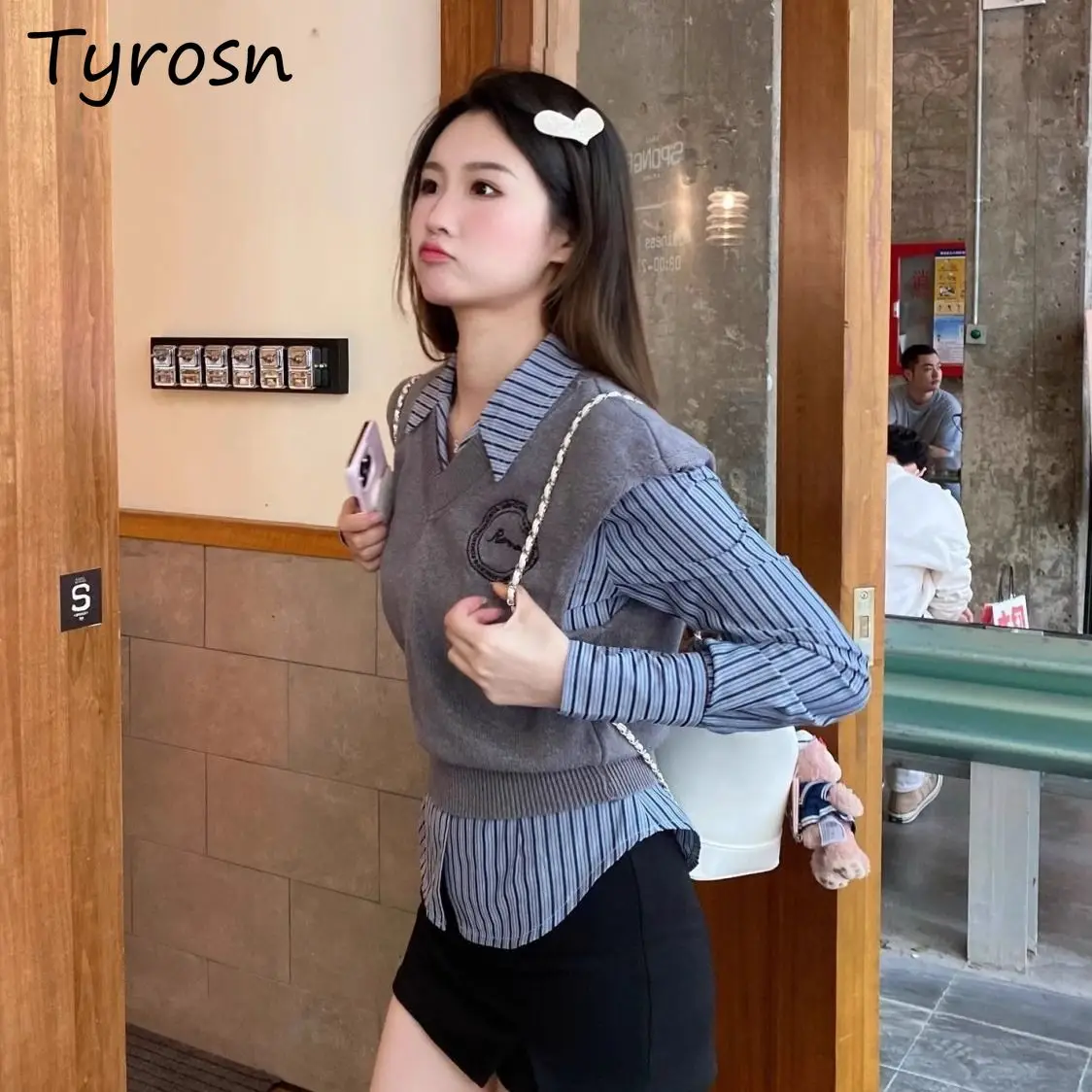 Женский свитер с V-образным вырезом без рукавов