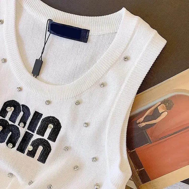 Женский топ с вышитыми бусинами