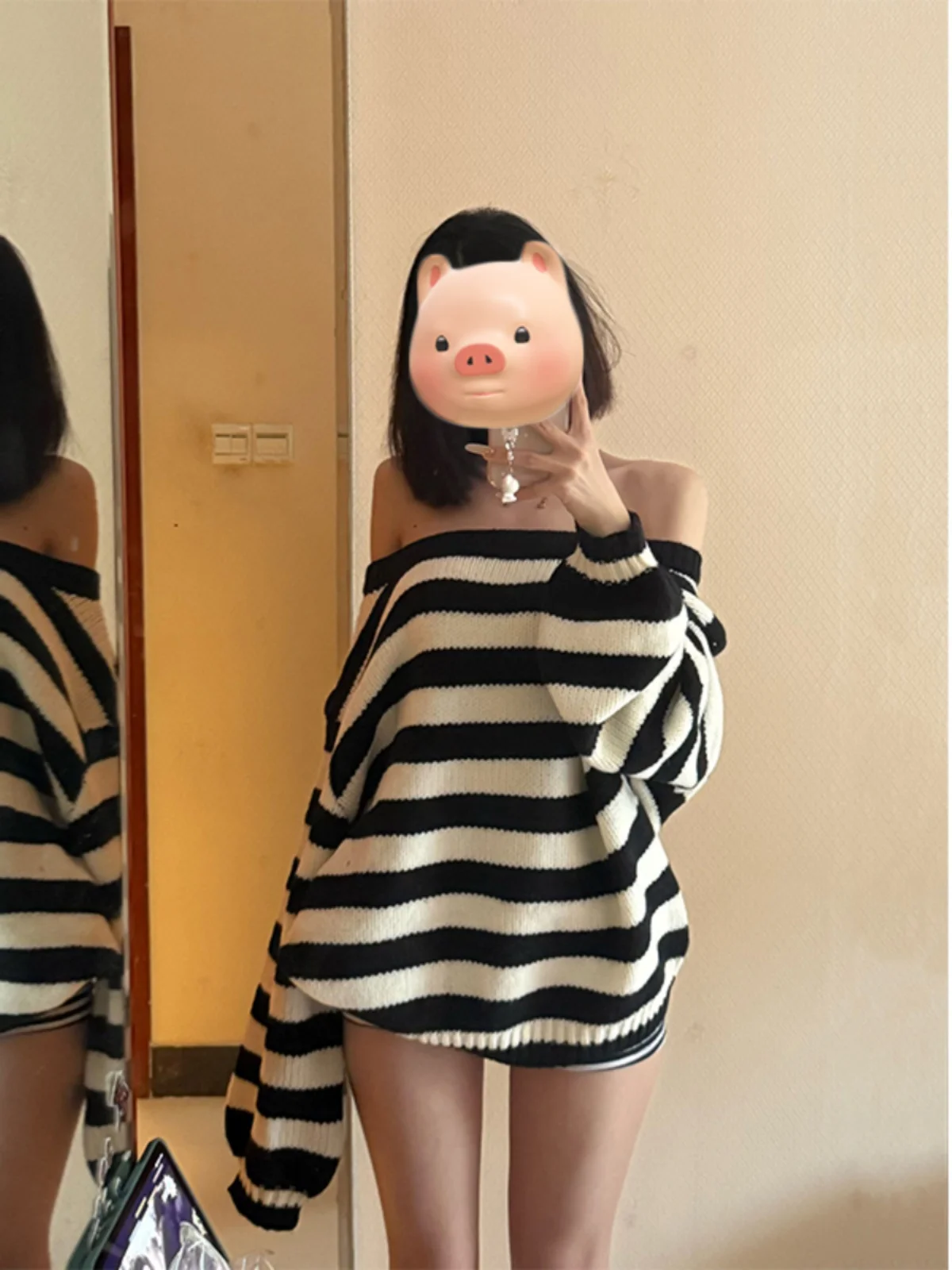 Черно-белый полосатый пуловер с открытыми плечами и наклонными женский свитер 2024