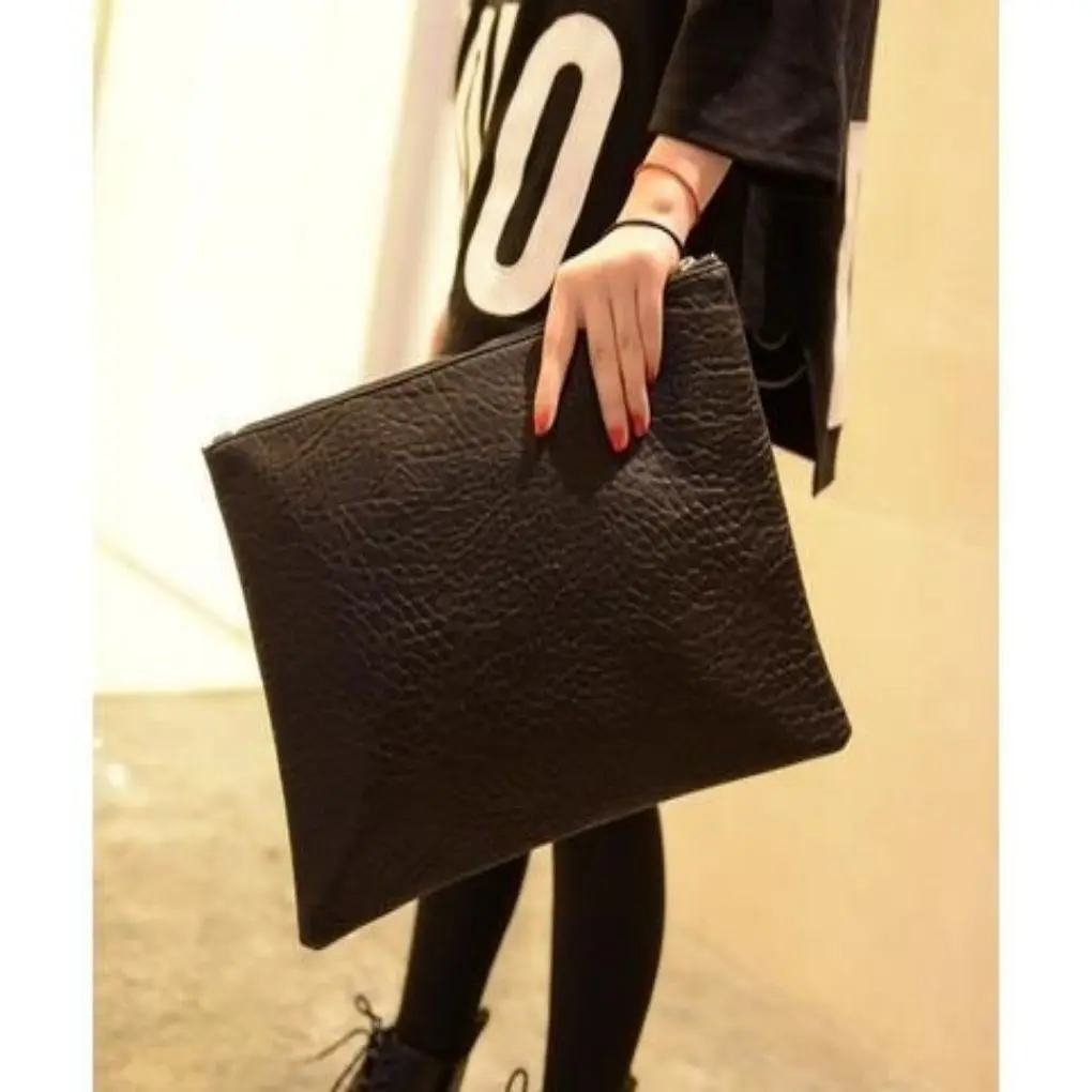 

2023 New European and American Fashion PU Casual Handheld Bag Korean Version Simple Pure Black Envelope Handheld Bag