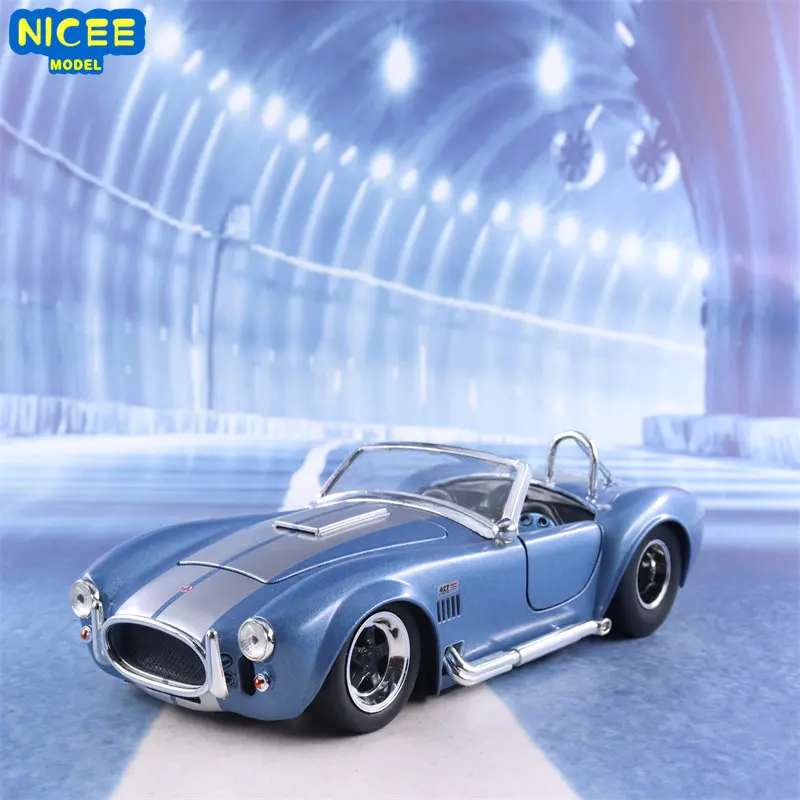 

Модель машины из металлического сплава Shelby COBRA 1965 S/C, 1:24, 427