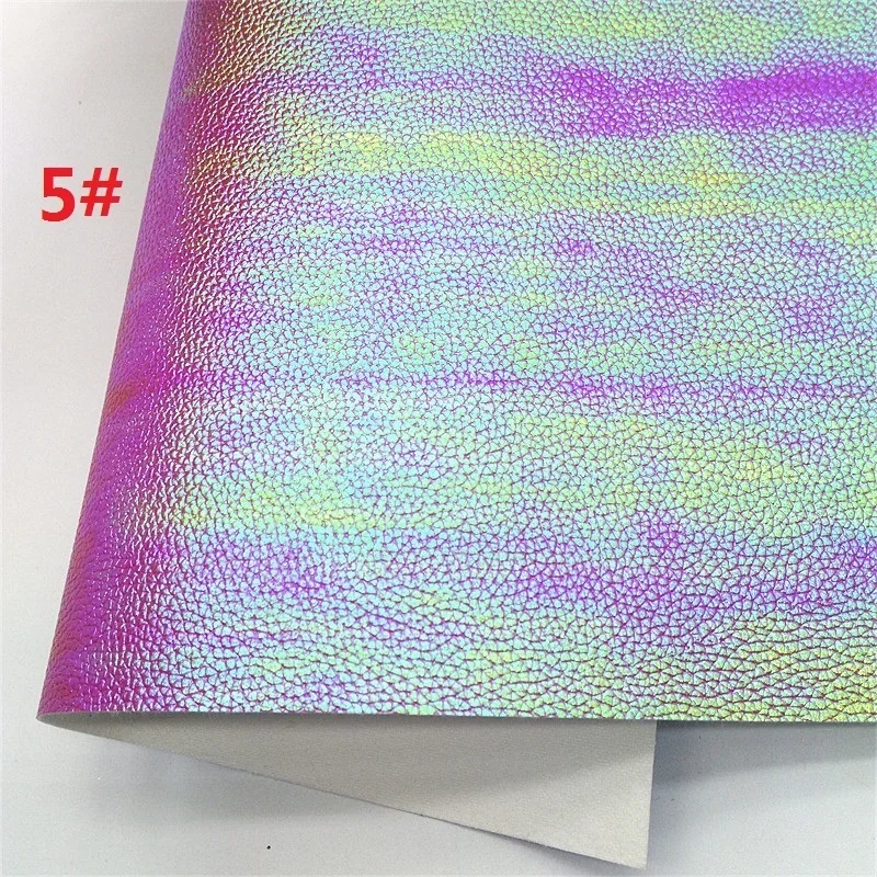 Фиолетовые блестящие кожаные листы в полоску с рыбьей чешуей тисненые из