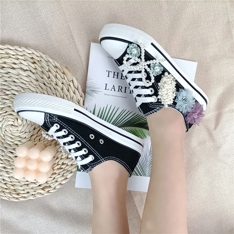 2022 Wholesale Spring and Summer Women's Canvas Shoes Small White Shoes Women's High top Handmade Customized Flower Casual Shoes