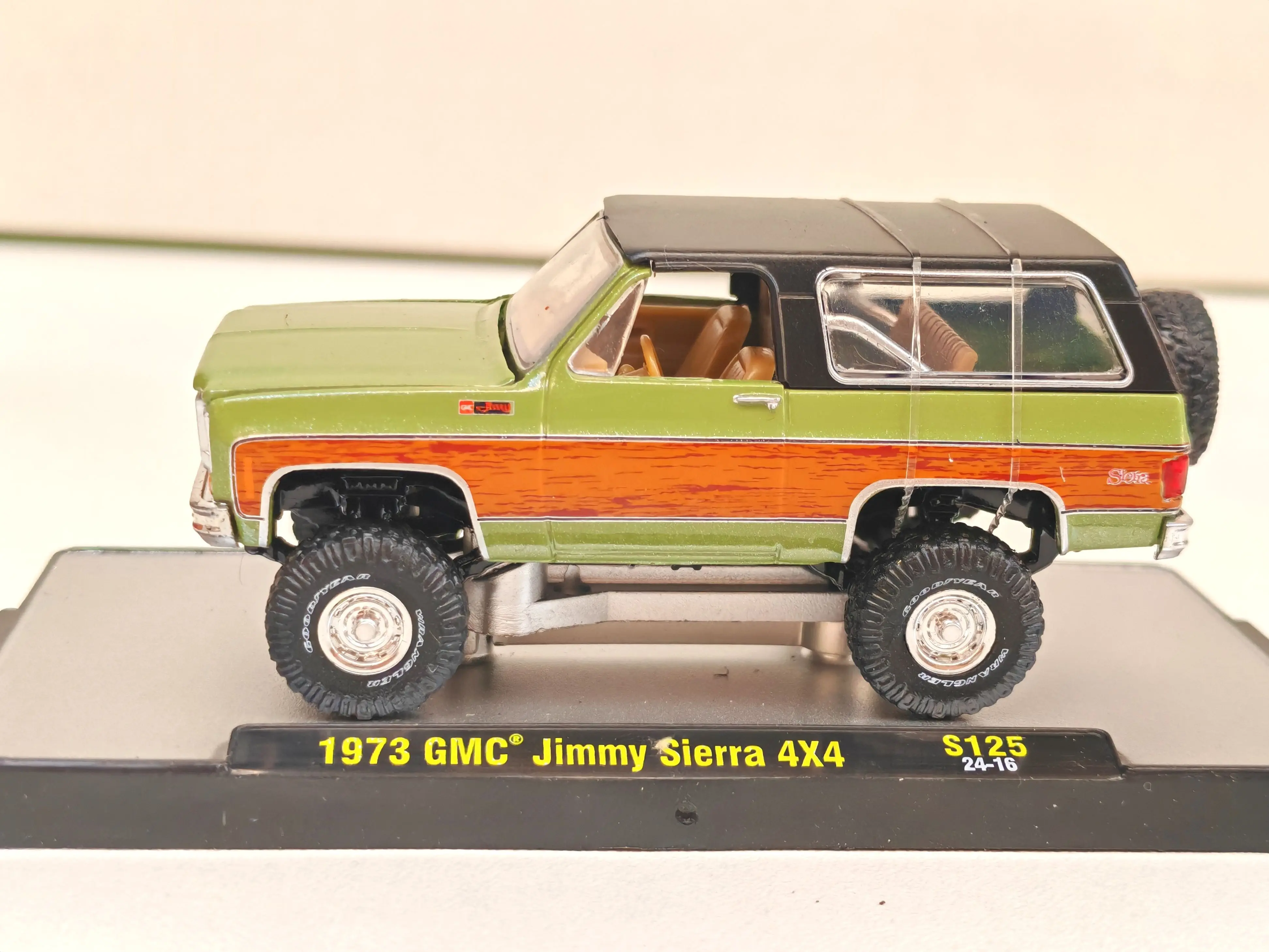 M2 машины 1/64 1973 GMC jimmy Sierra 4X4 S125 литые модели автомобилей из сплава под давлением