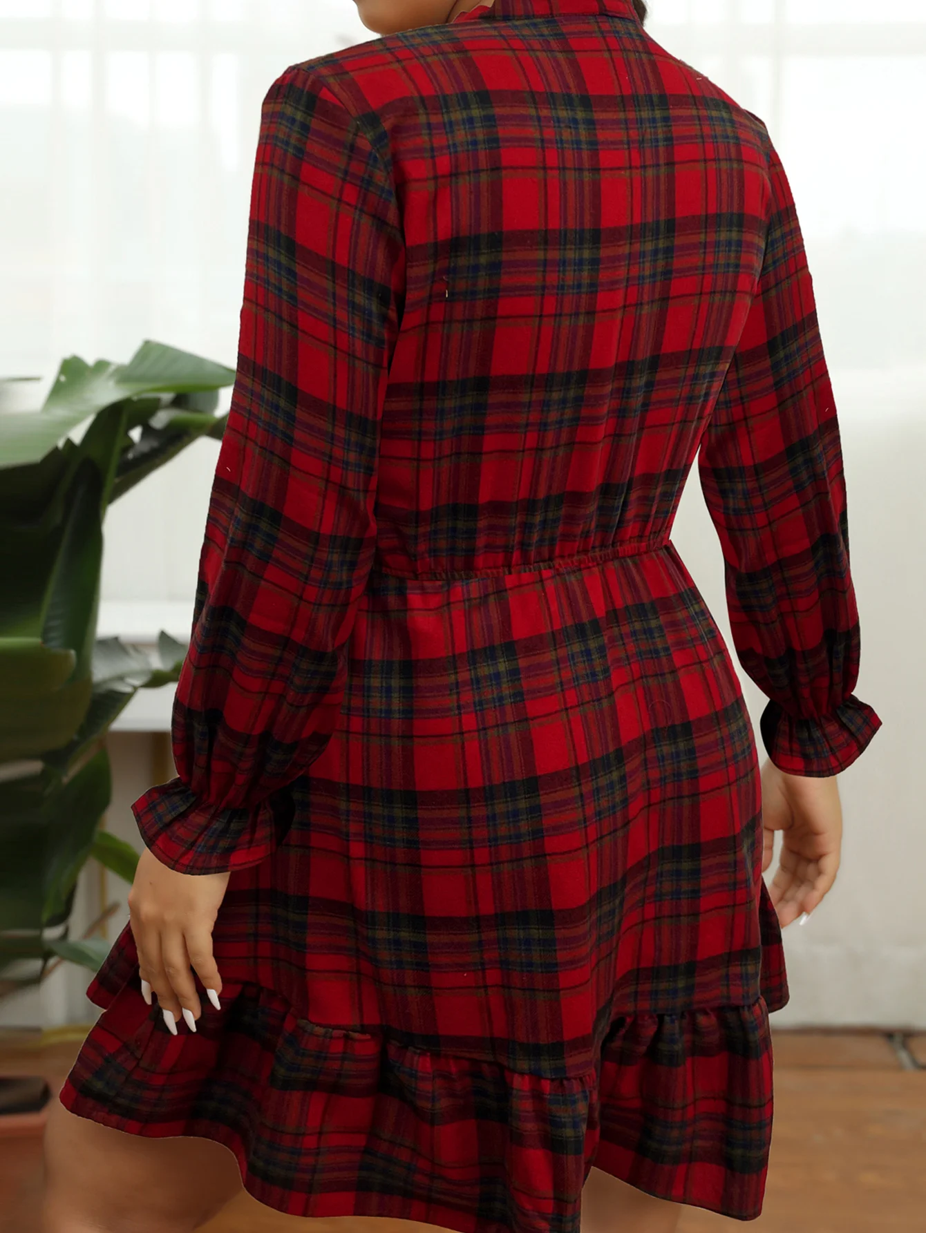 Рисунок 2 - Женское платье в клетку с оборками