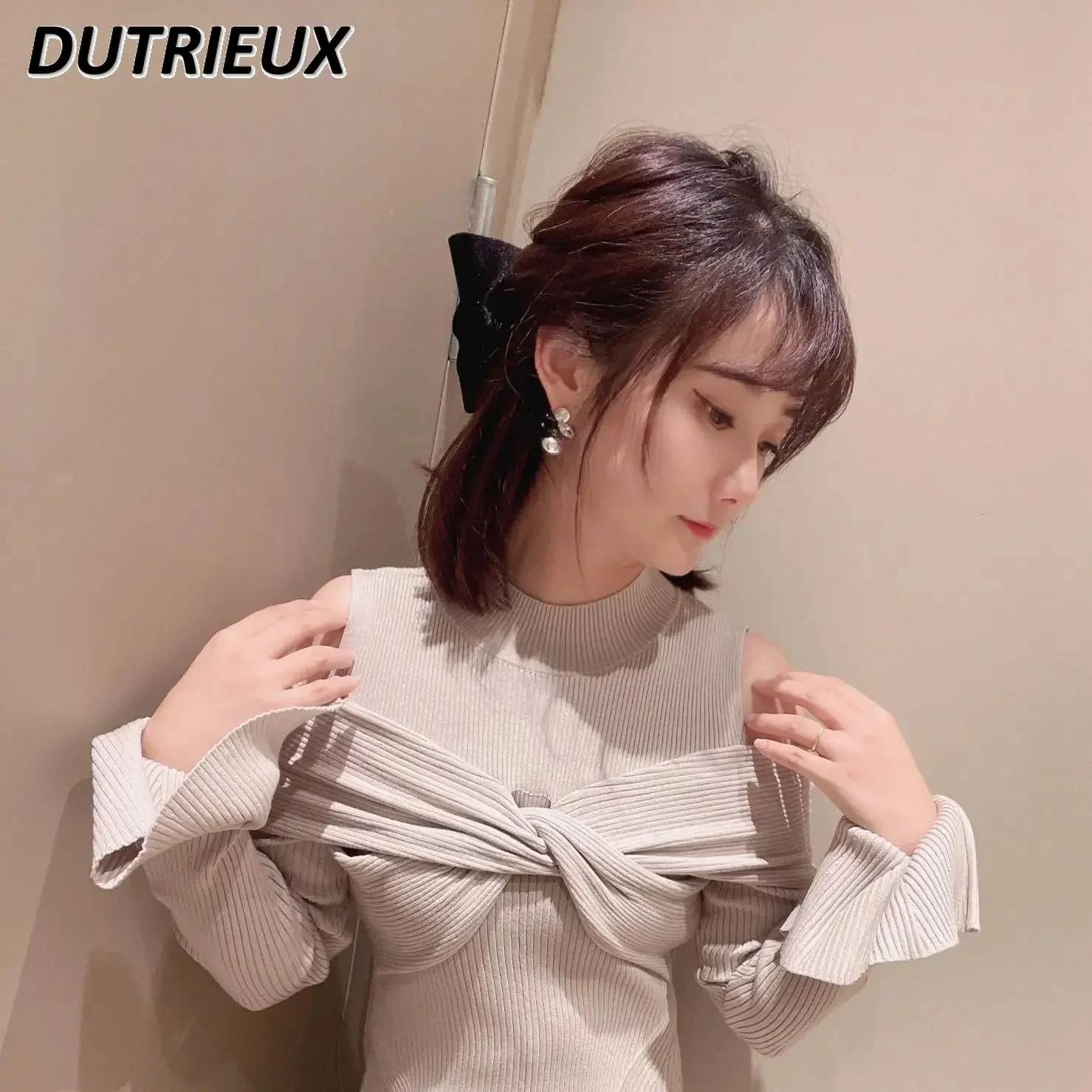 Милое милое облегающее трикотажное платье с открытыми плечами и