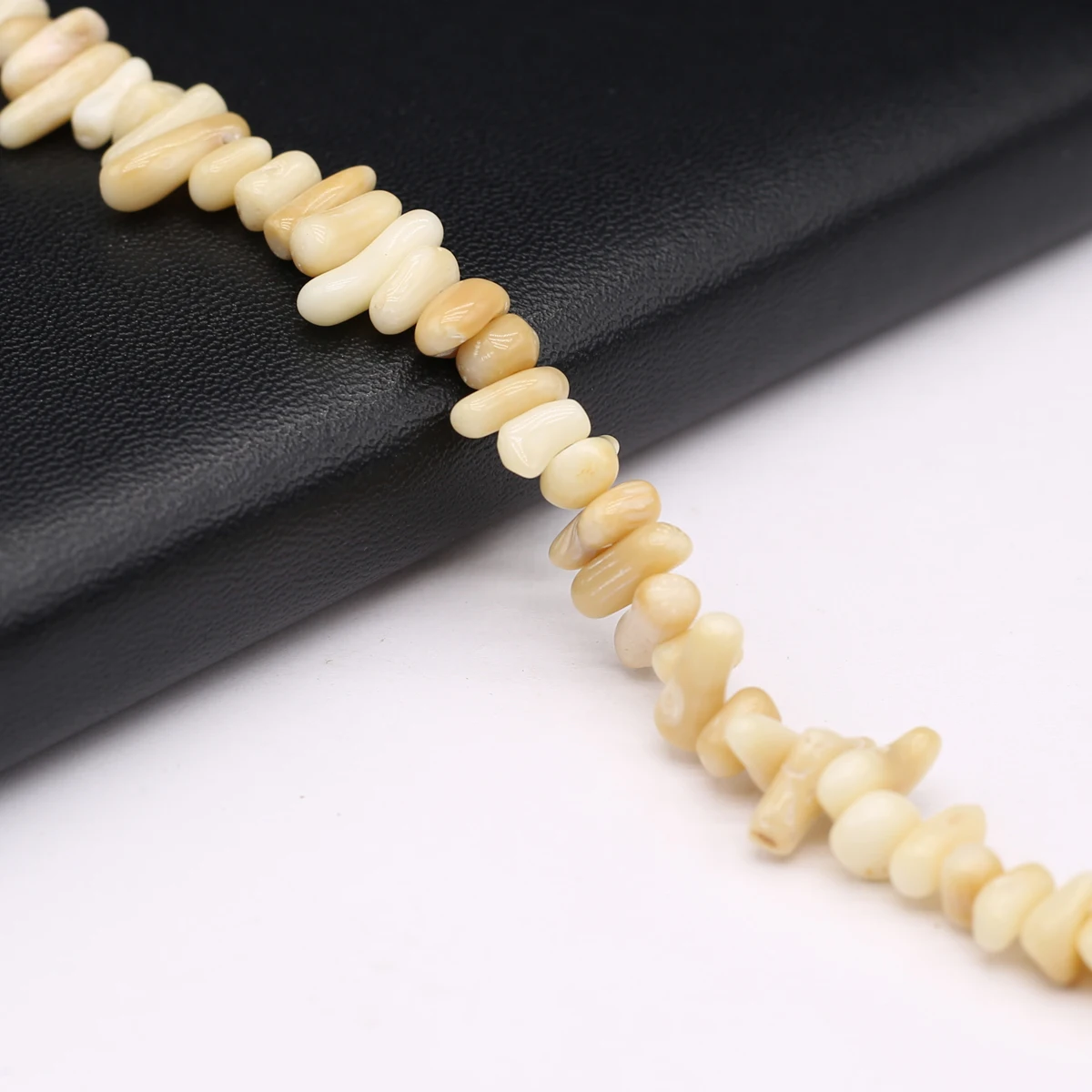 Бусины из натурального кораллового бутика с бусинами