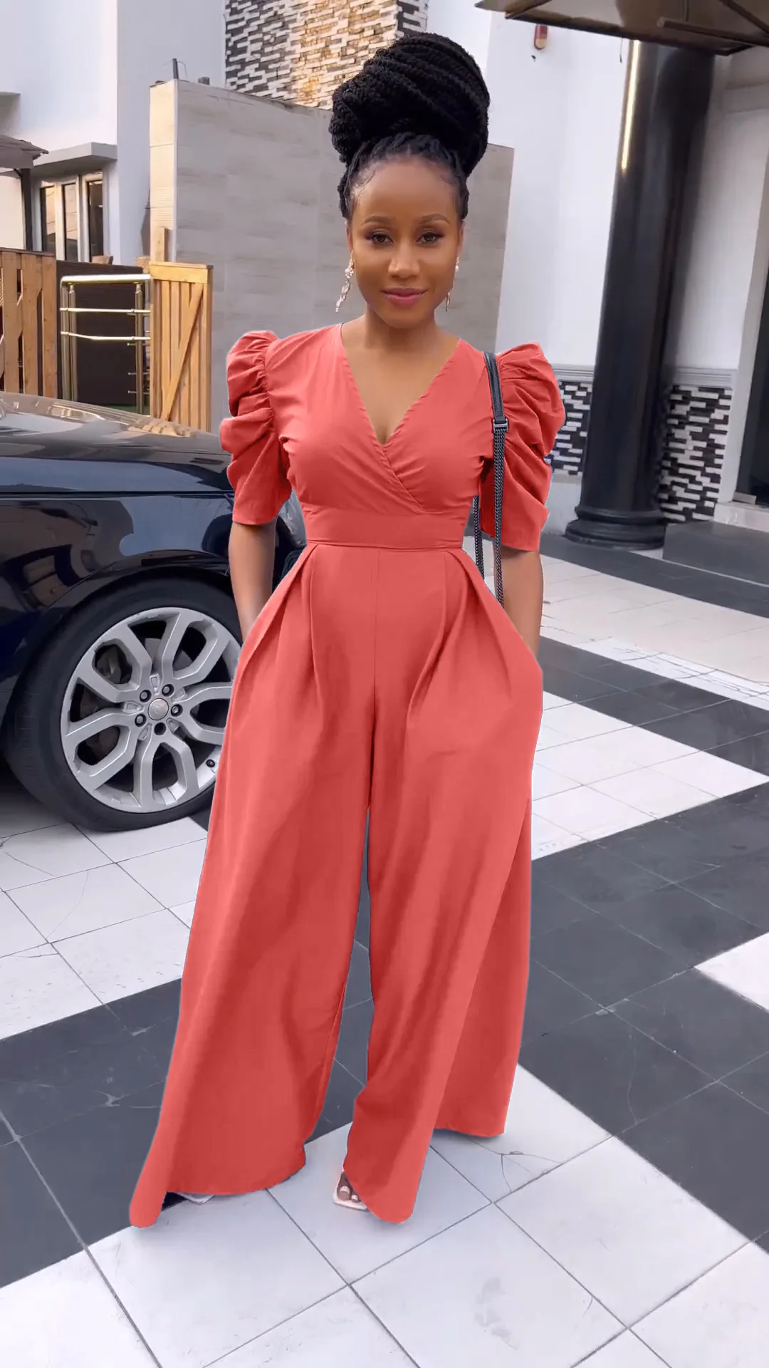 Женский свободный комбинезон с V-образным вырезом и широкими штанинами