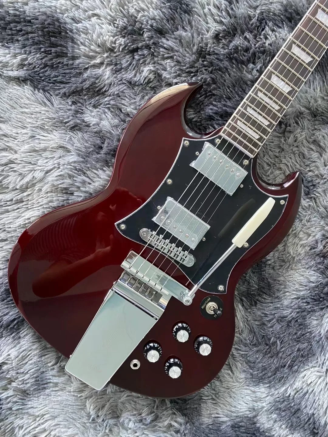 

Oem винно-красная электрогитара с 6 струнами Big Tremolo Black PickGuard Бесплатная доставка