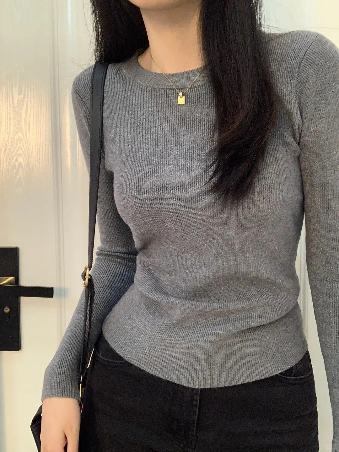 Серый простой высококачественный облегающий вязаный свитер с круглым вырезом