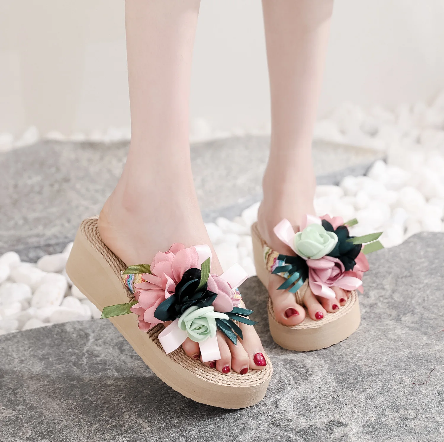 

Шлепанцы женские на низком каблуке, резиновые сандалии, сланцы, пляжные тапки с цветами, хлопковая ткань, Роскошные, летняя обувь в гавайско...