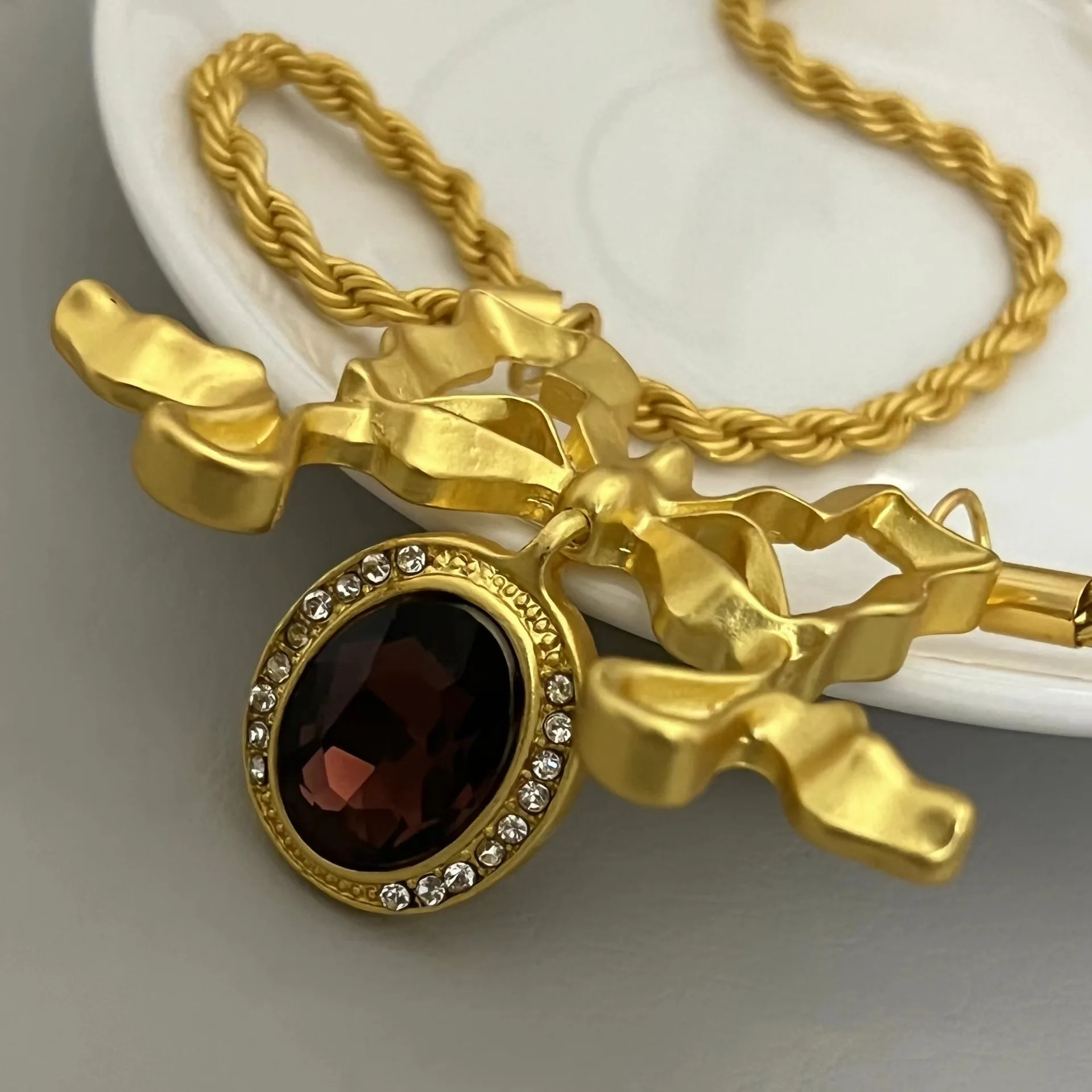 

Retro Light Luxury Gold Plated Ruby Woman Necklace Exquisite Party Festival Vintage High Order Jewelry Latest Fashion