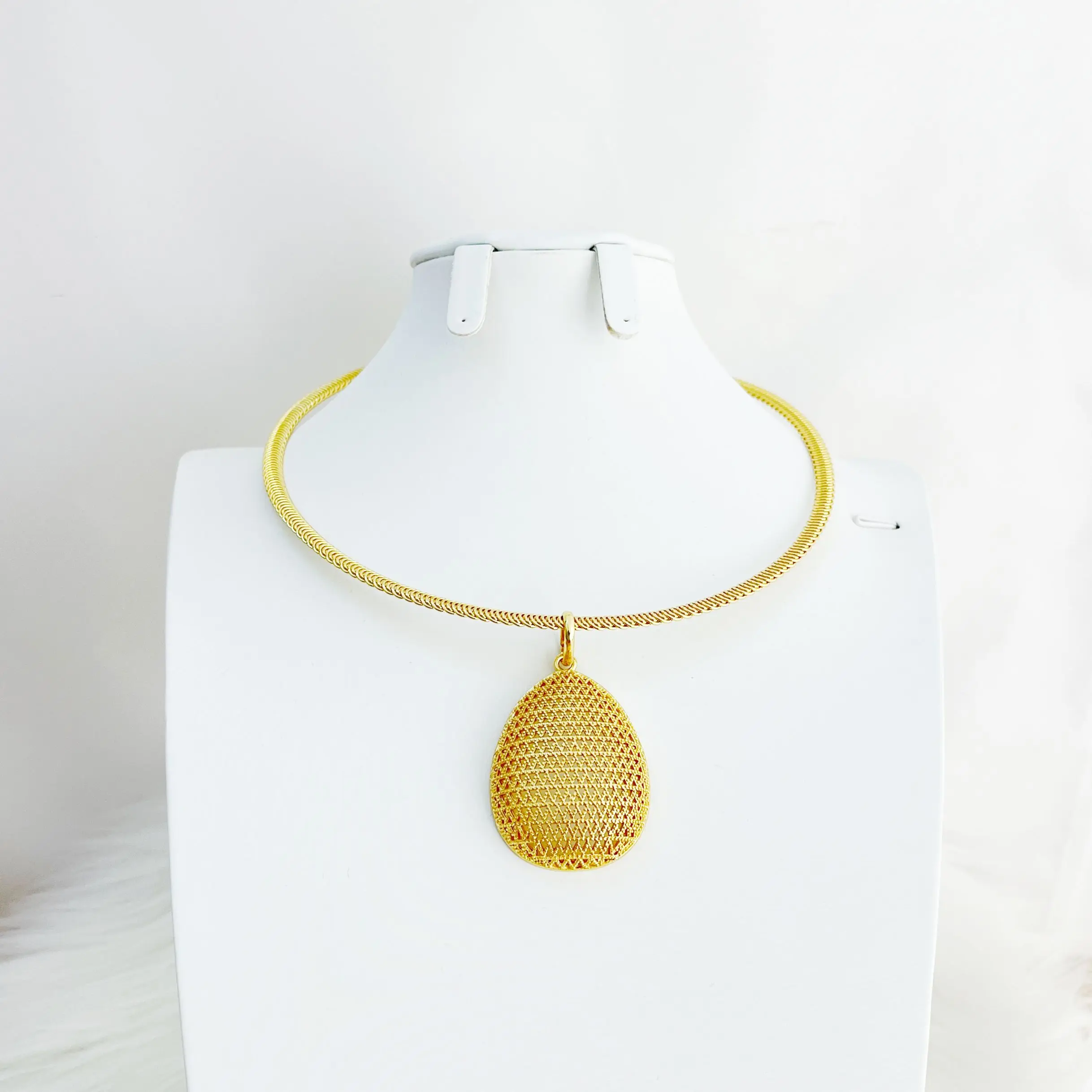 Комплект из колье и серёг золотистого цвета |