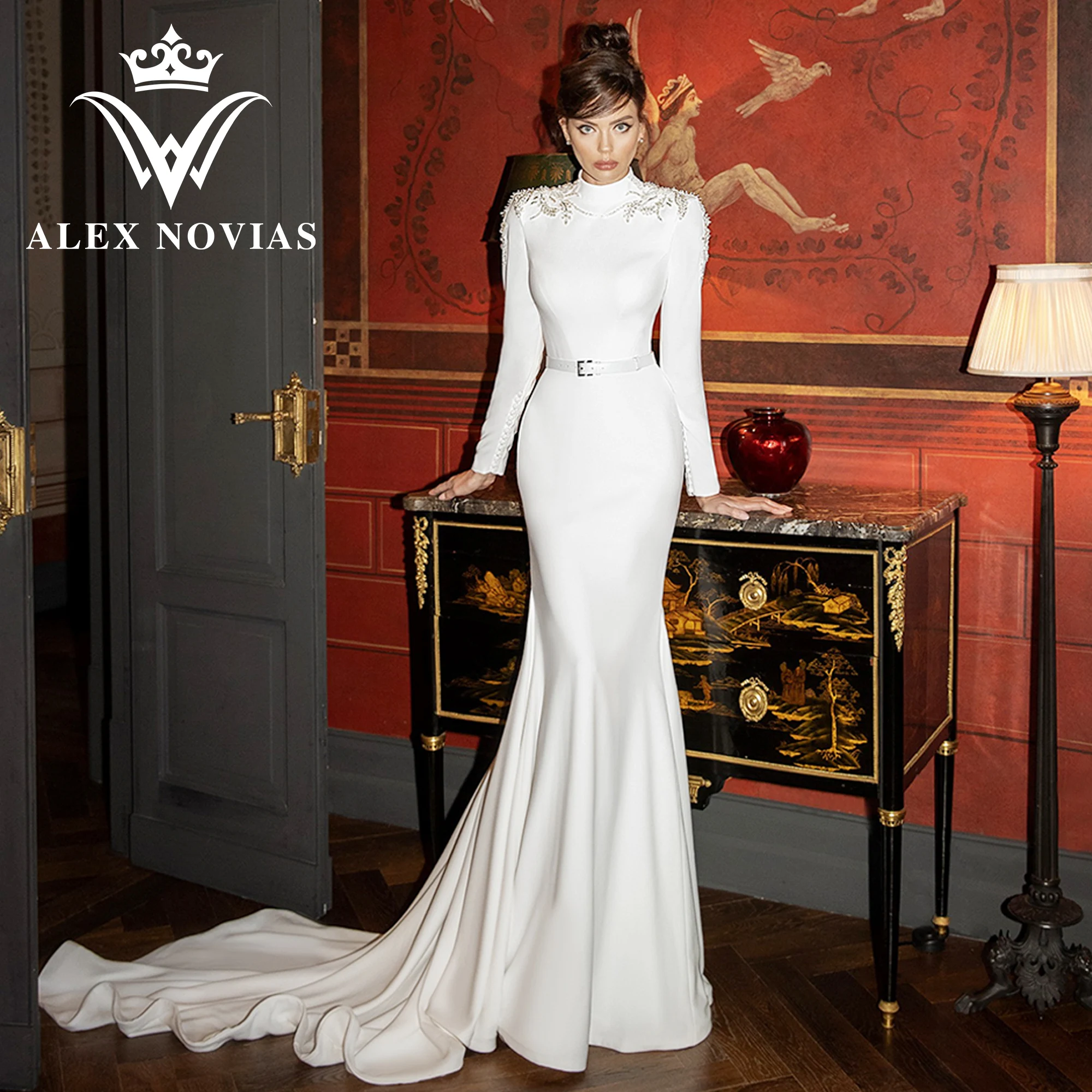 

Женское атласное платье с юбкой-годе, длинным рукавом и лямкой на шее