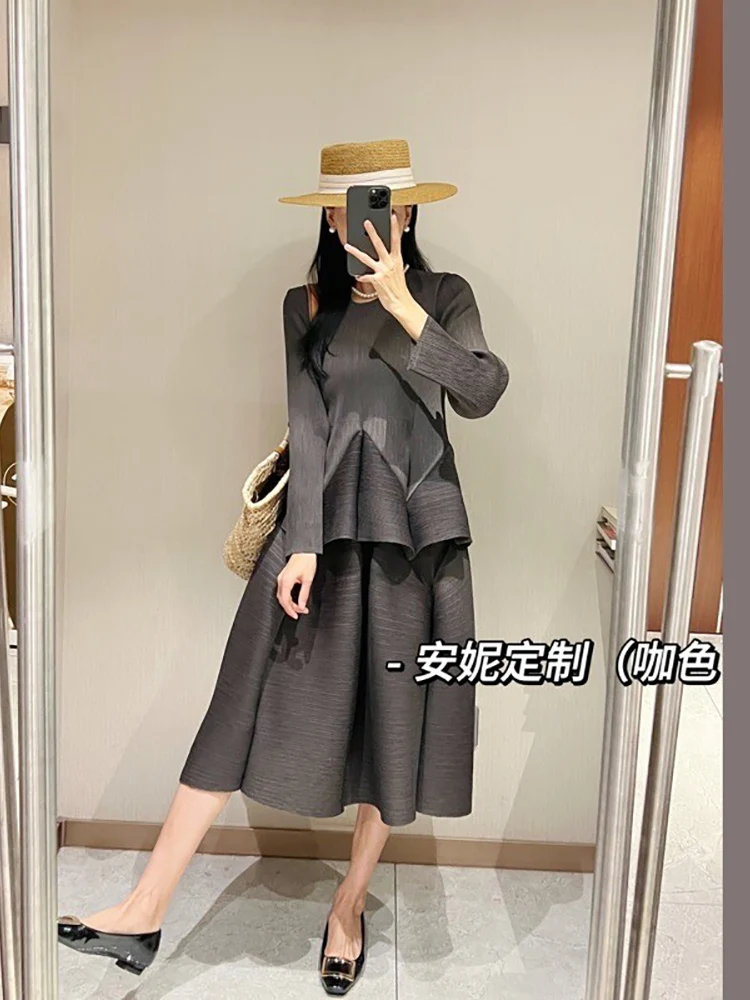 Фото Miyake плиссированный однотонный костюм 2022, весна и осень, новый красный темпераментный тонкий топ + свободная тонкая полуюбка, женский комплект из двух предметов №3