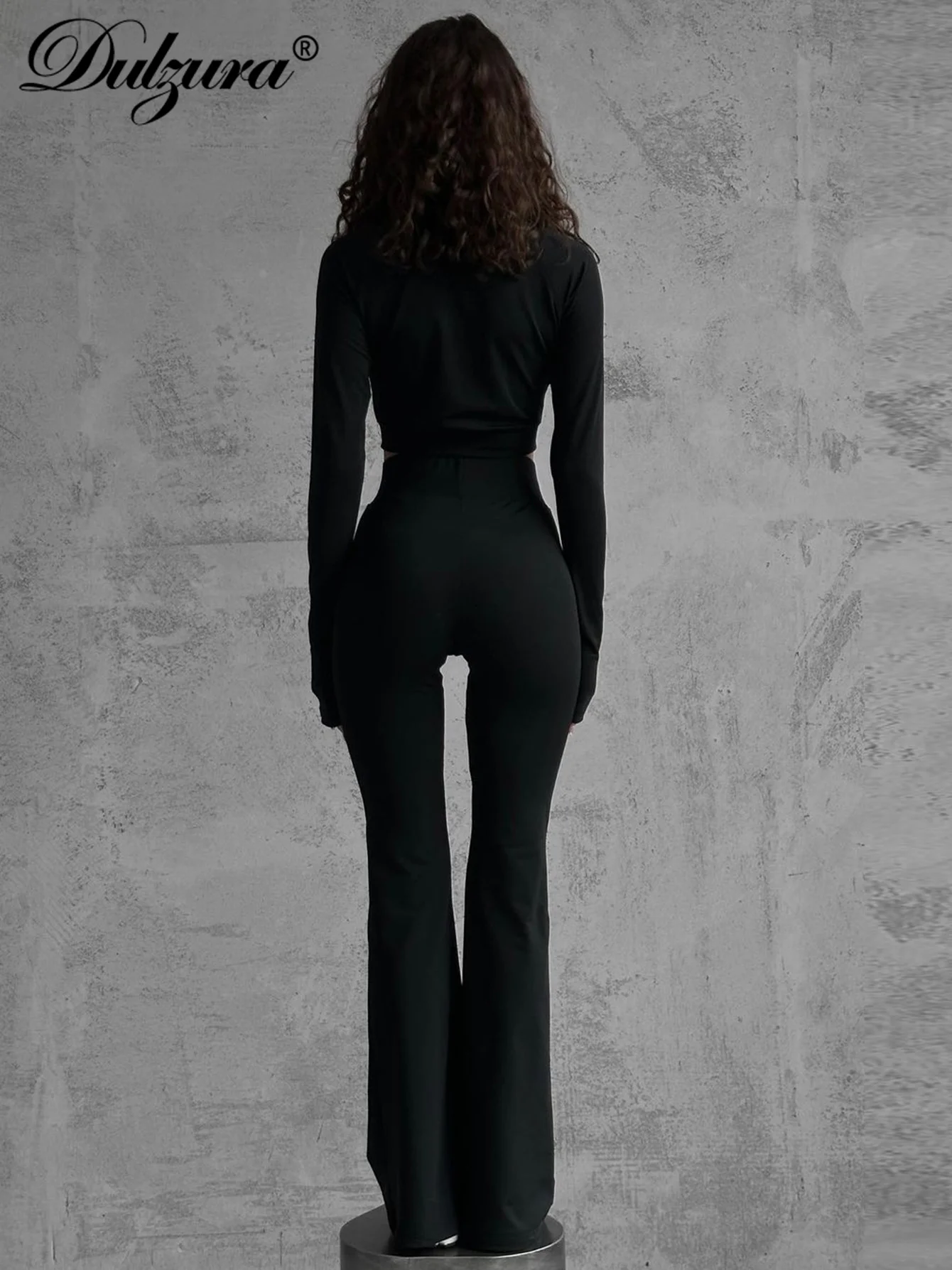 Спортивный комплект из двух предметов Dulzura однотонный короткий топ на молнии с