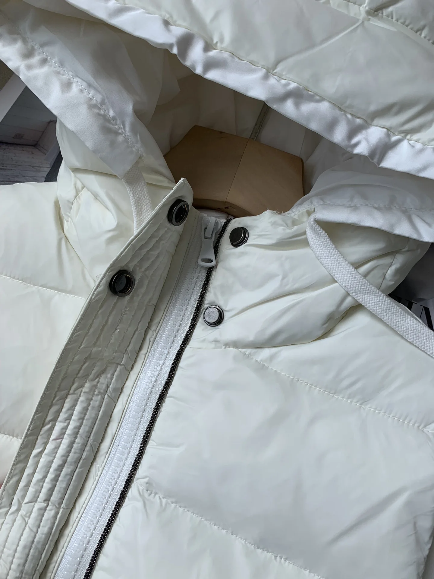 Женский жилет на белом гусином пуху осень-зима однотонная повседневная теплая