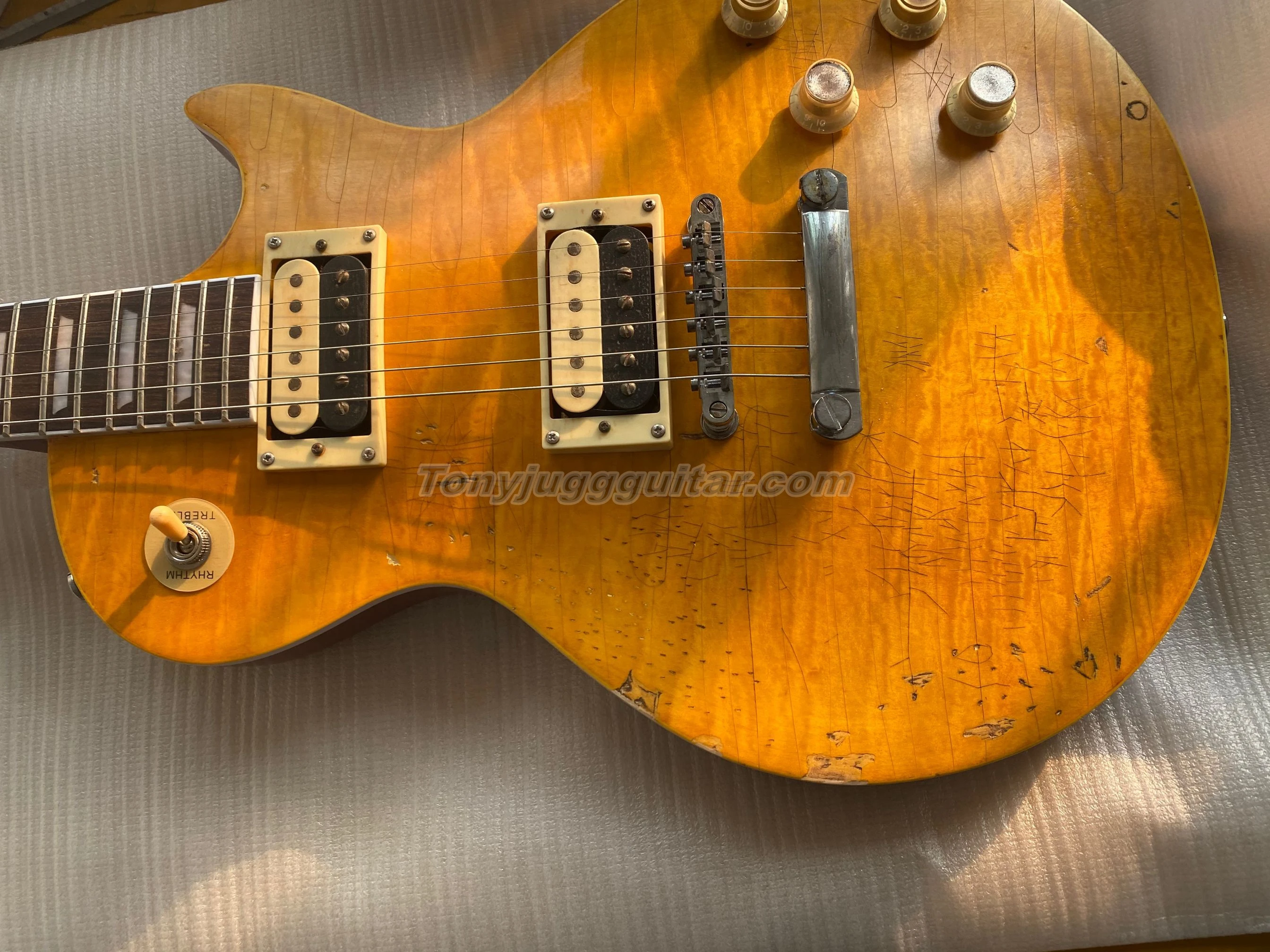 

1959 Heavy Relic Slash #23 Electric Guitar Appetite For Destruction Flame Maple Top, One Piece Mahogany Body, 1 PCS Neck