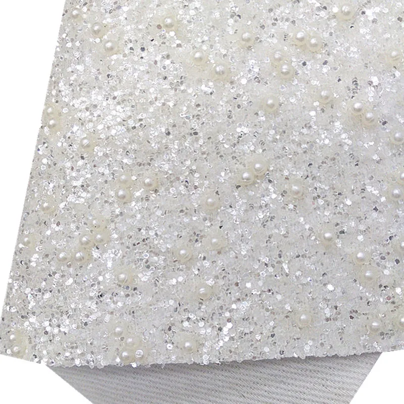 Белые жемчужные массивные блестящие кожаные бабочки с цветочным принтом