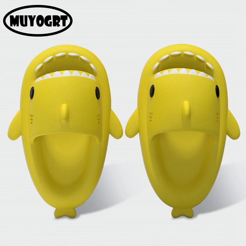 

Шлепанцы женские/мужские летние на толстой платформе, мягкие Нескользящие сандалии из ЭВА для ванной, пляжные шлепанцы с мультяшными акула...