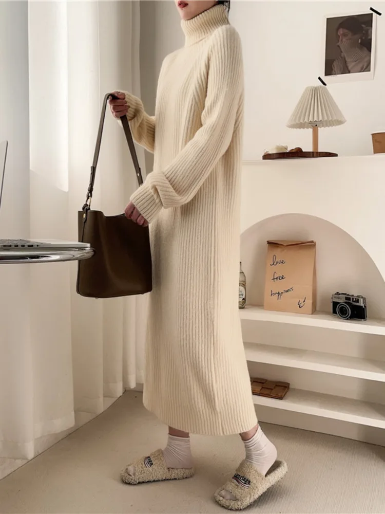 Платье трикотажное однотонное с высоким воротником на осень/зиму