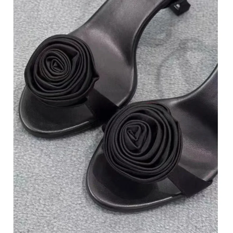 Французские атласные туфли-лодочки с открытым носком и цветком розы сексуальные