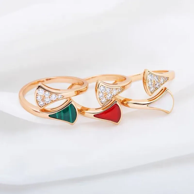 

Женское кольцо из розового золота с инкрустацией из натурального камня