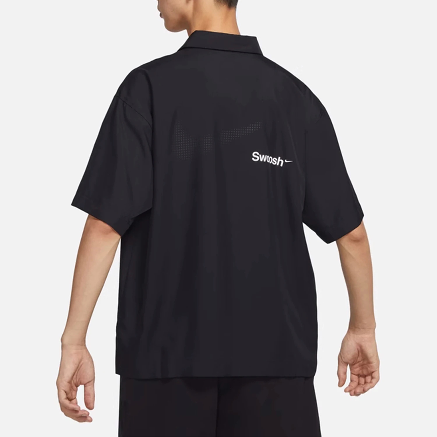 Фото Оригинальная мужская свободная и дышащая рубашка Nike SWOOSH с коротким рукавом DX6308-010 №2
