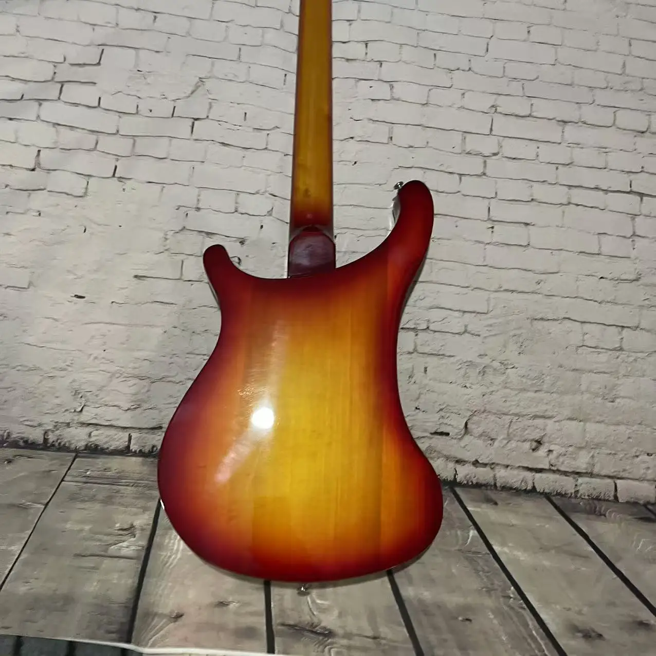 Электрический бас-гитара RickenBacker с 4-х аккордами и градиентным красным корпусом.