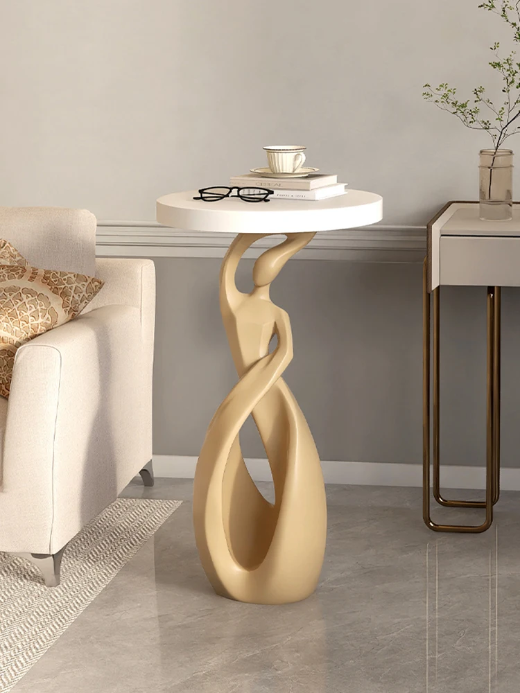 Кофейный столик в абстрактном стиле