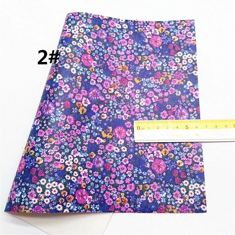 Синие блестящие кожаные листы с цветочным принтом