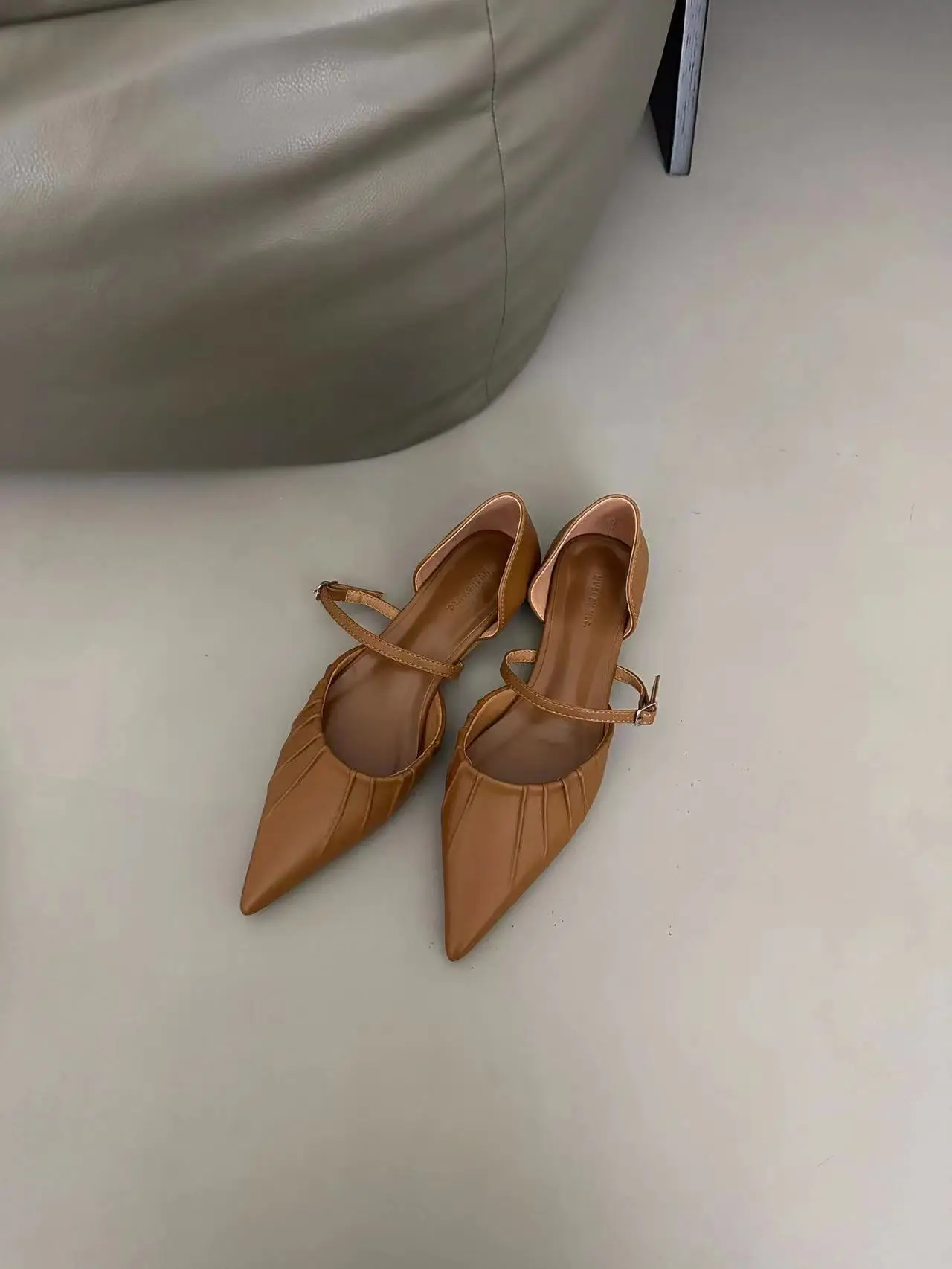 

Pointy Pleated Flat Leather Shoes For Women Spring Summer Shallow Empty Silver Sandals Sweet Gentle Line Mary Jane Single Shoes