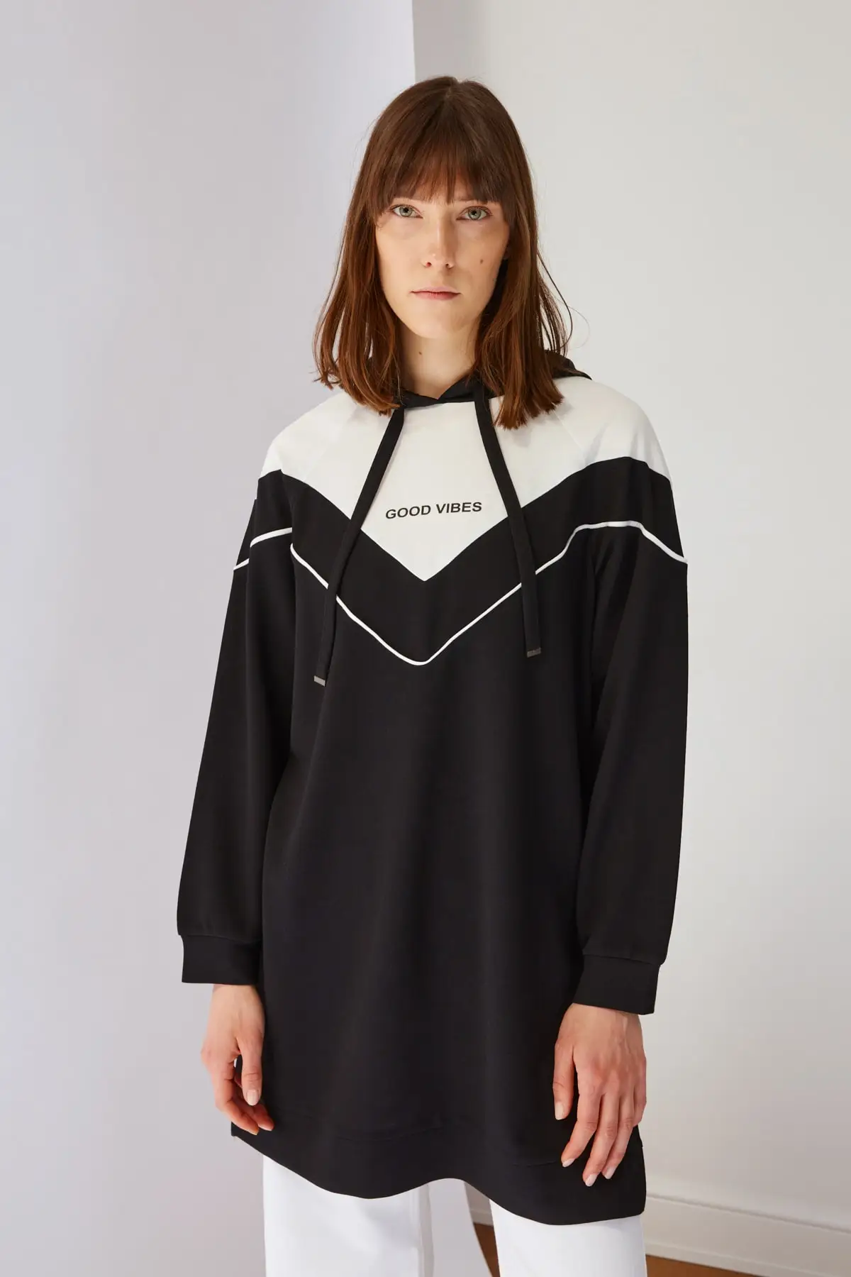 

Trendyol Hooded Slogan Printed Knitted Sweatshirt TCTSS21SW0388