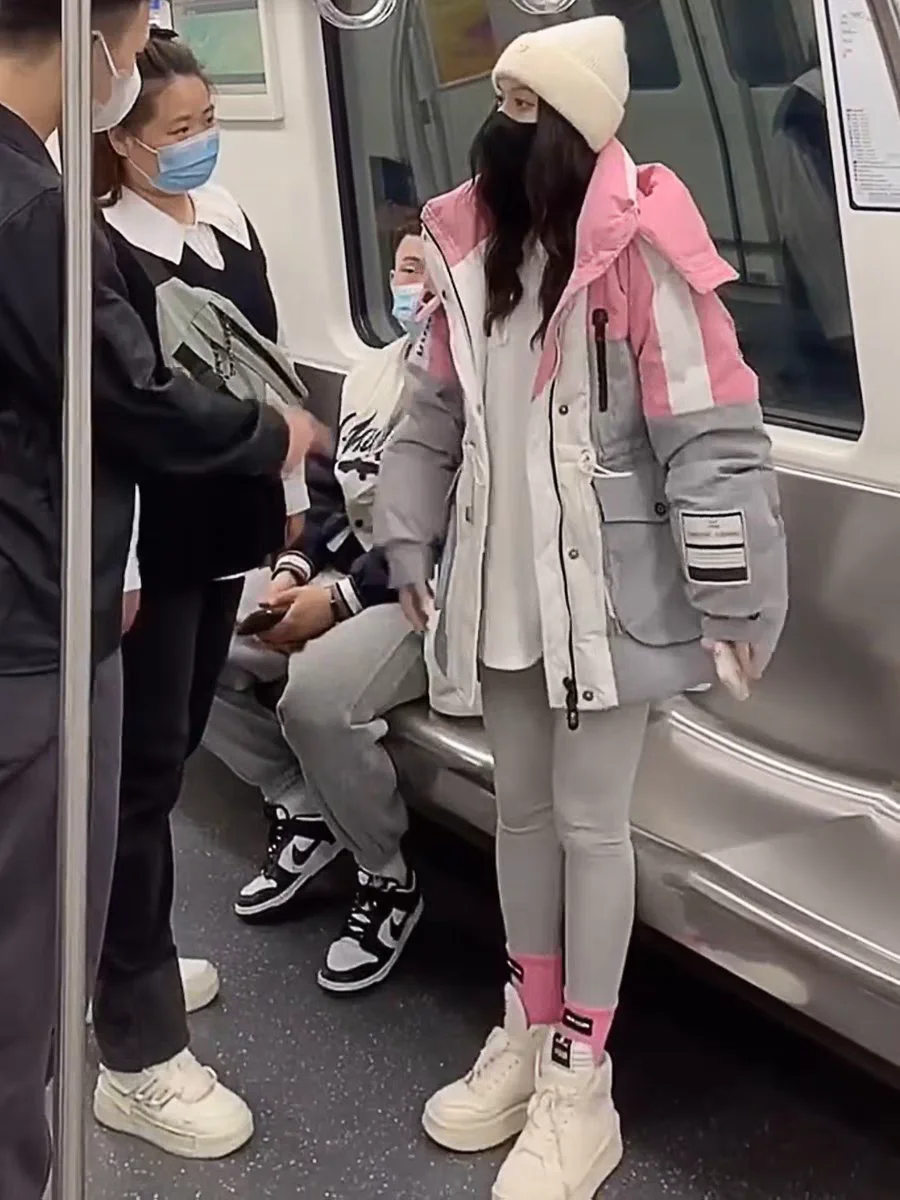 Рисунок 6 - Пуховик с капюшоном контрастных цветов для женщин