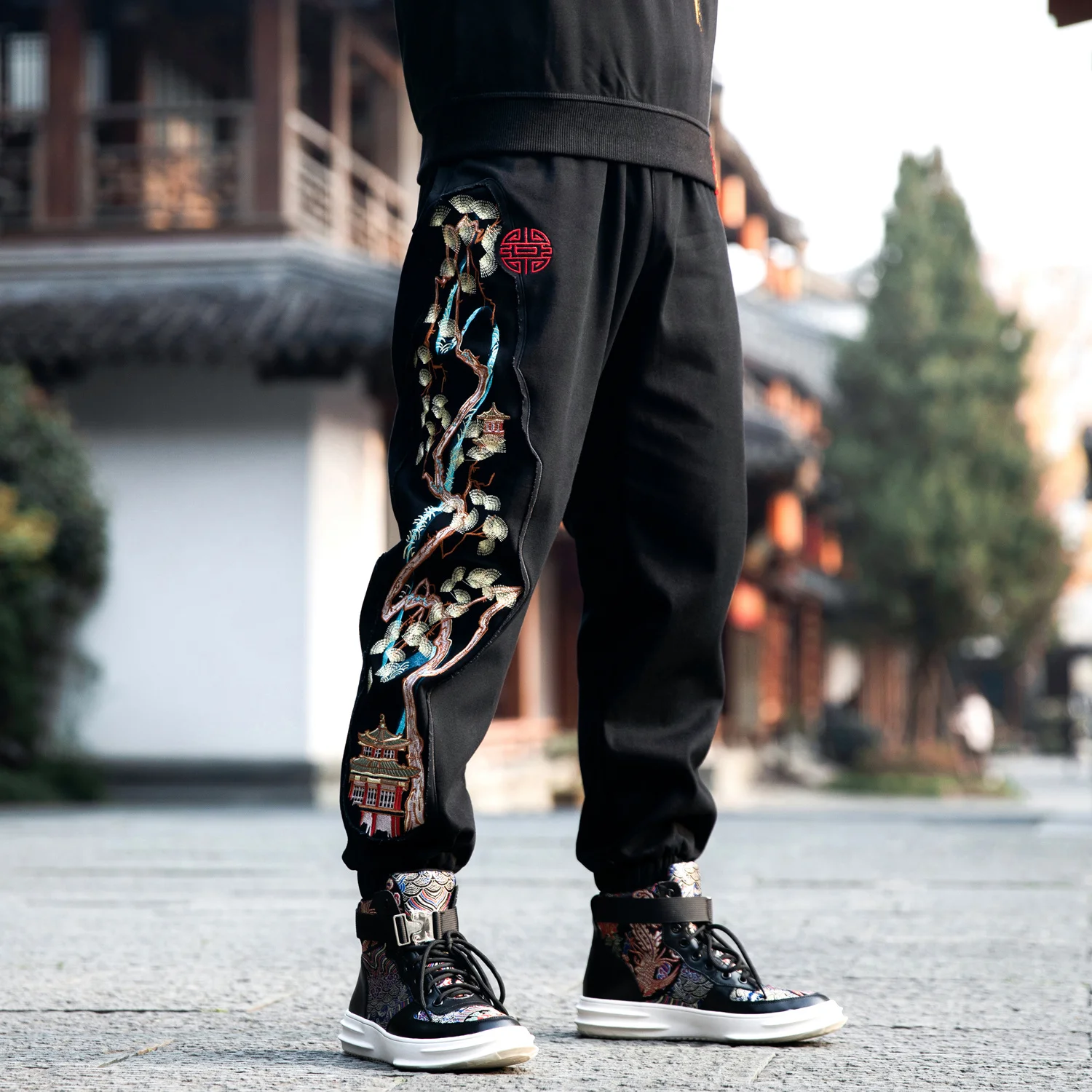 

Chinese Style Pine Tree Ancient Pavilion Embroidery Casual Pants Retro Loose Plus Size Joggers Men Clothing Harajuku Trousers