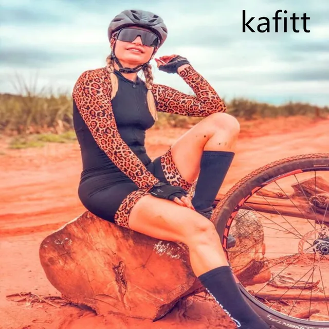 Девушки в велосипедных костюмах