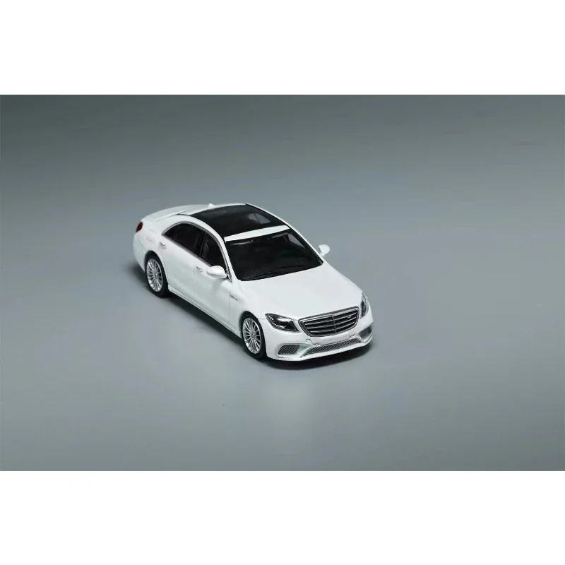 Модель литая под давлением автомобиля цвет белый/зеленый