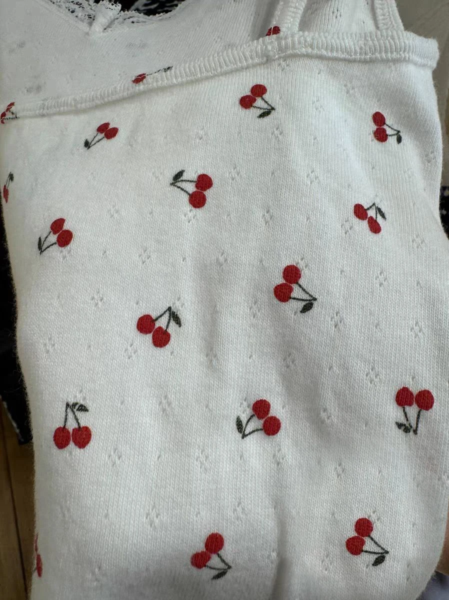 Женский укороченный топ с кружевной отделкой и V-образным вырезом без рукавов