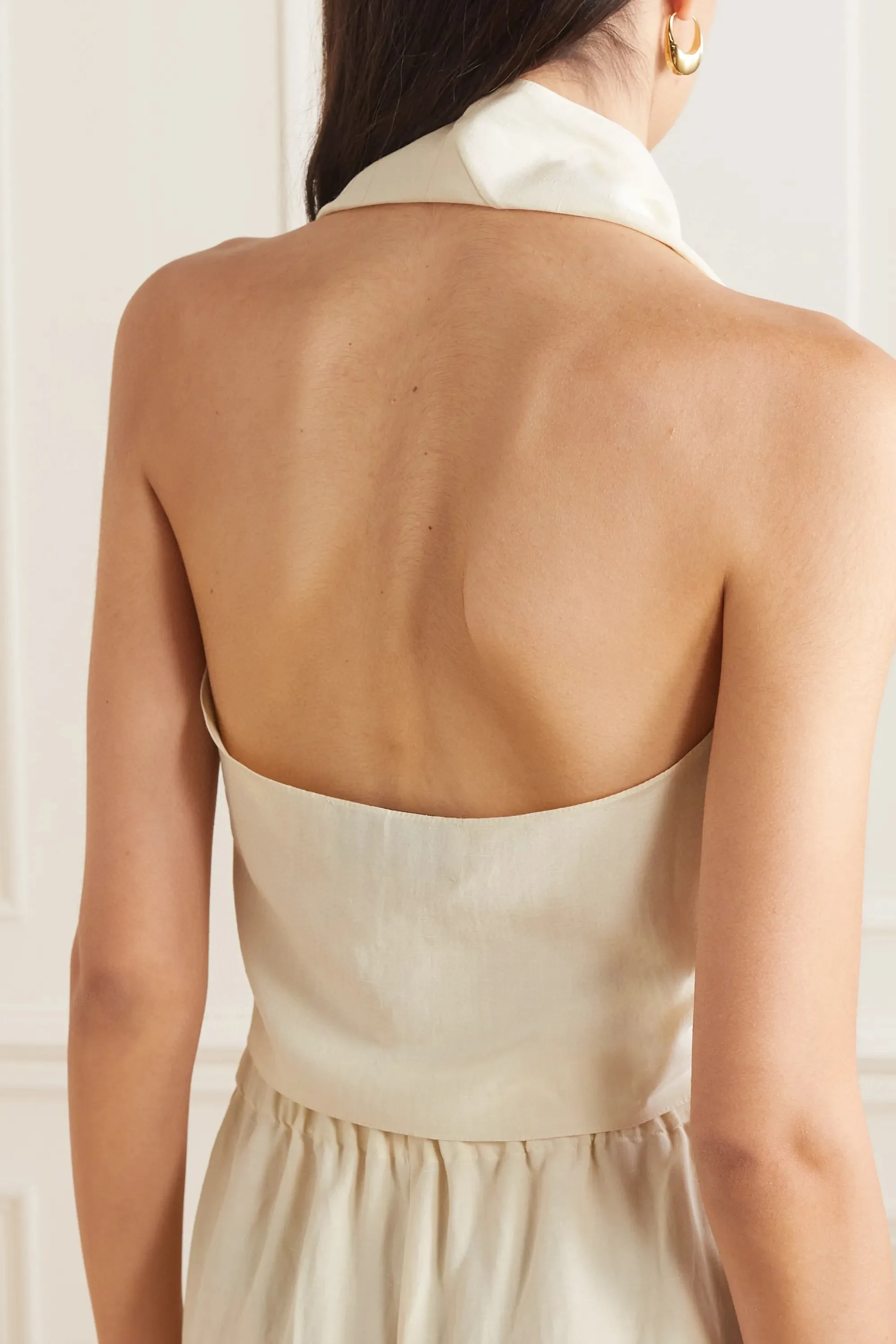 Майка женская льняная с V-образным вырезом и открытой спиной