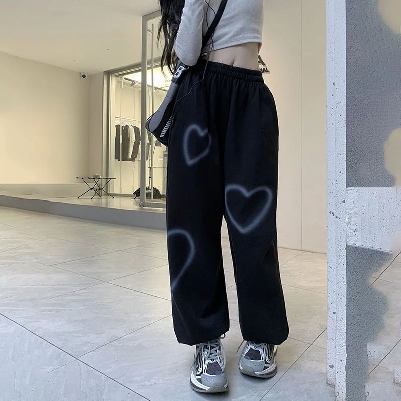 Рисунок 3 - Брюки женские повседневные с принтом сердец