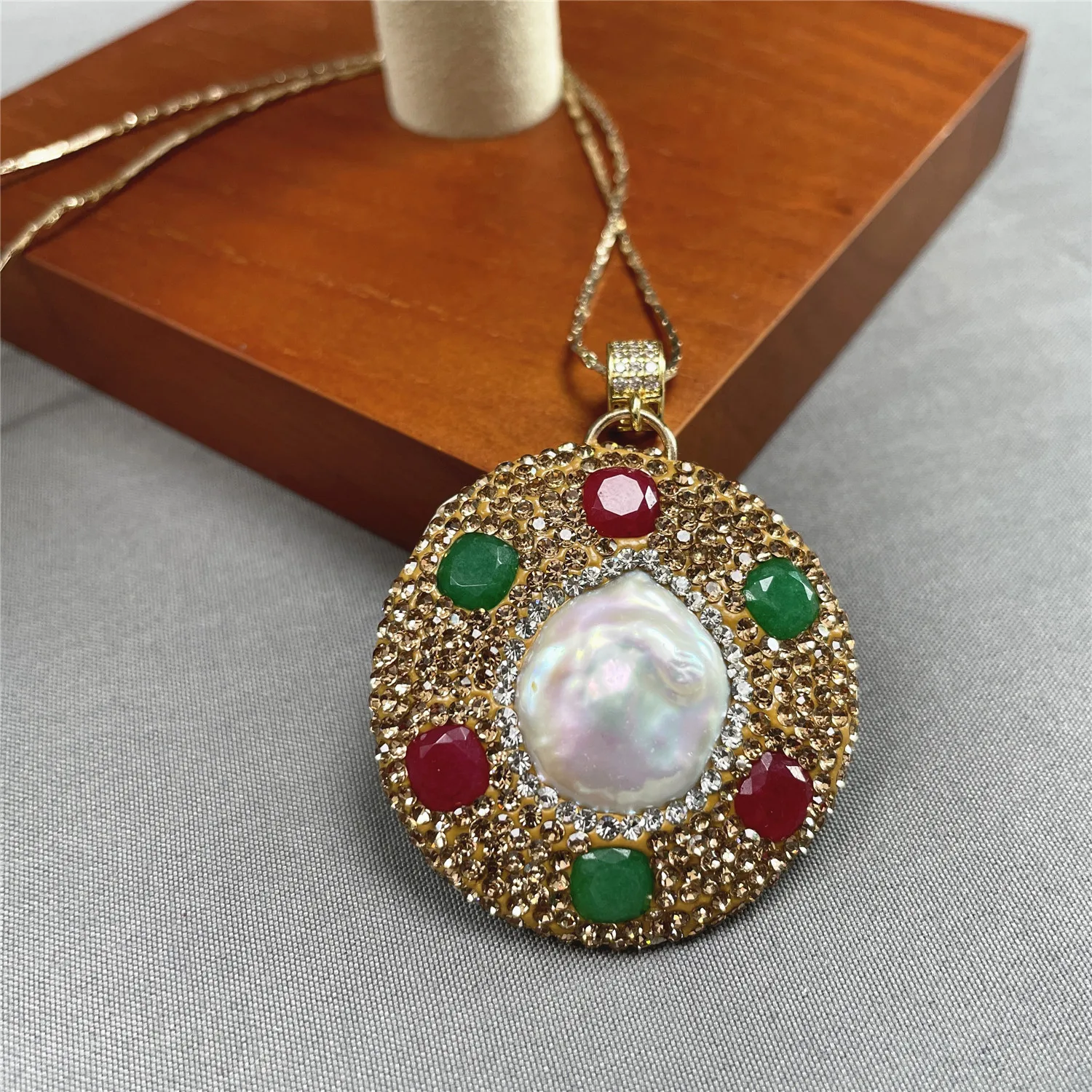 

Natural Button Pearl Pendant Short Ladies Color Preservation Necklace Simple and Elegant Jewelry
