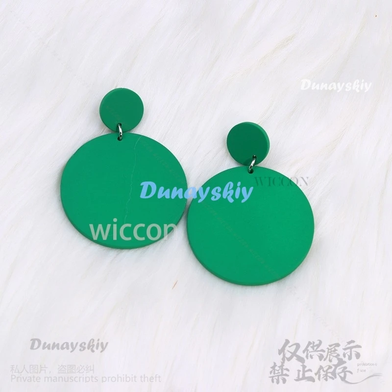 Акриловые серьги-гвоздики Momo Ayase в ассортименте