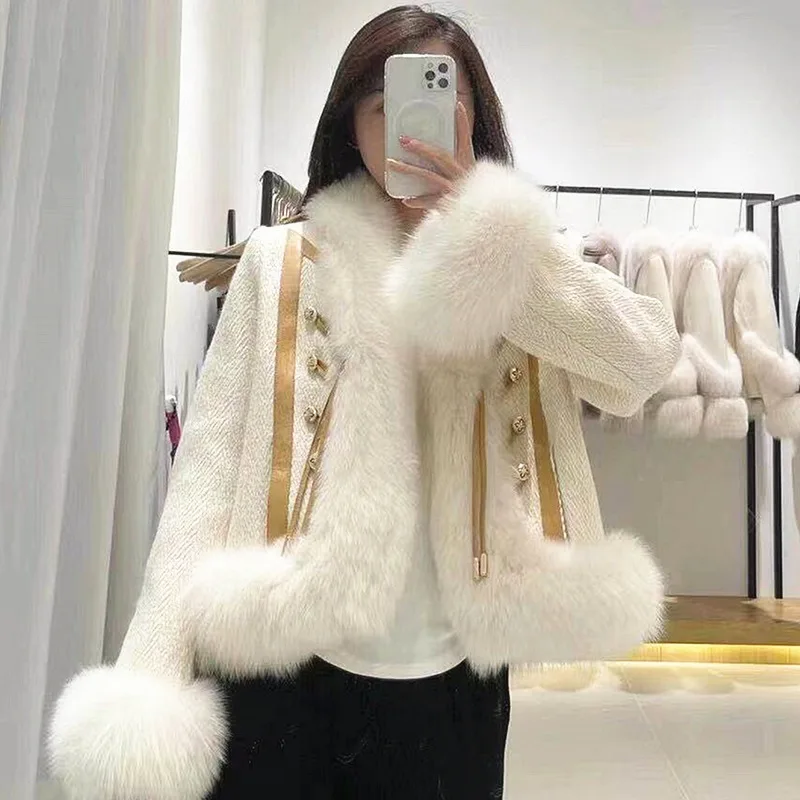 

Женская короткая зимняя куртка с подкладкой из натурального меха, с капюшоном из лисьего меха
