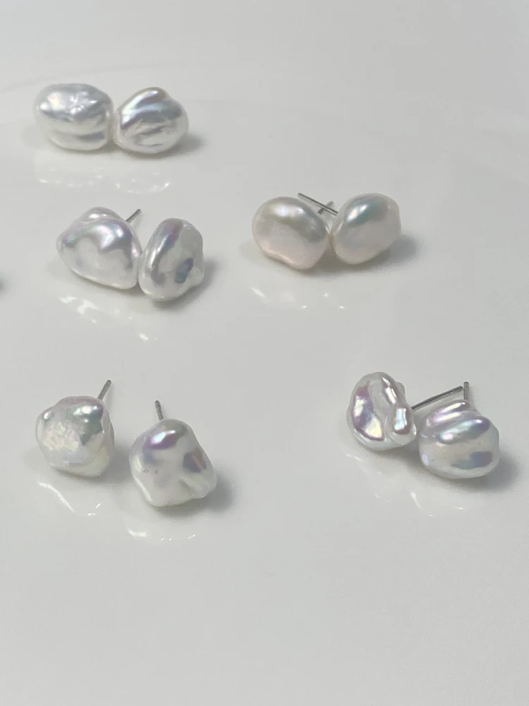 Натуральные водные белые нерегулярные серьги-гвоздики Авроры маленькие в стиле