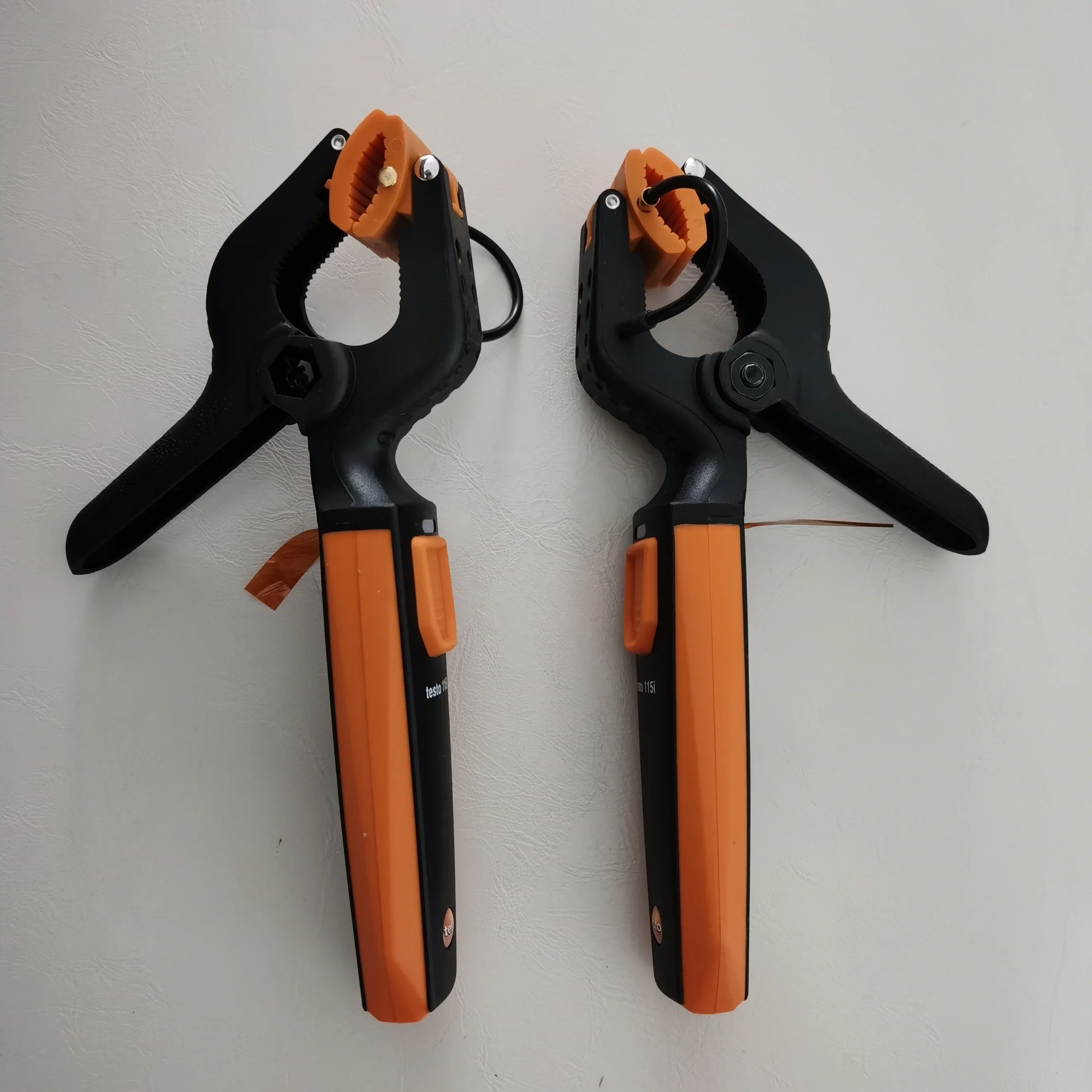 Термометр-зажим 115i работающий с помощью термогигрометра Testo смартфона