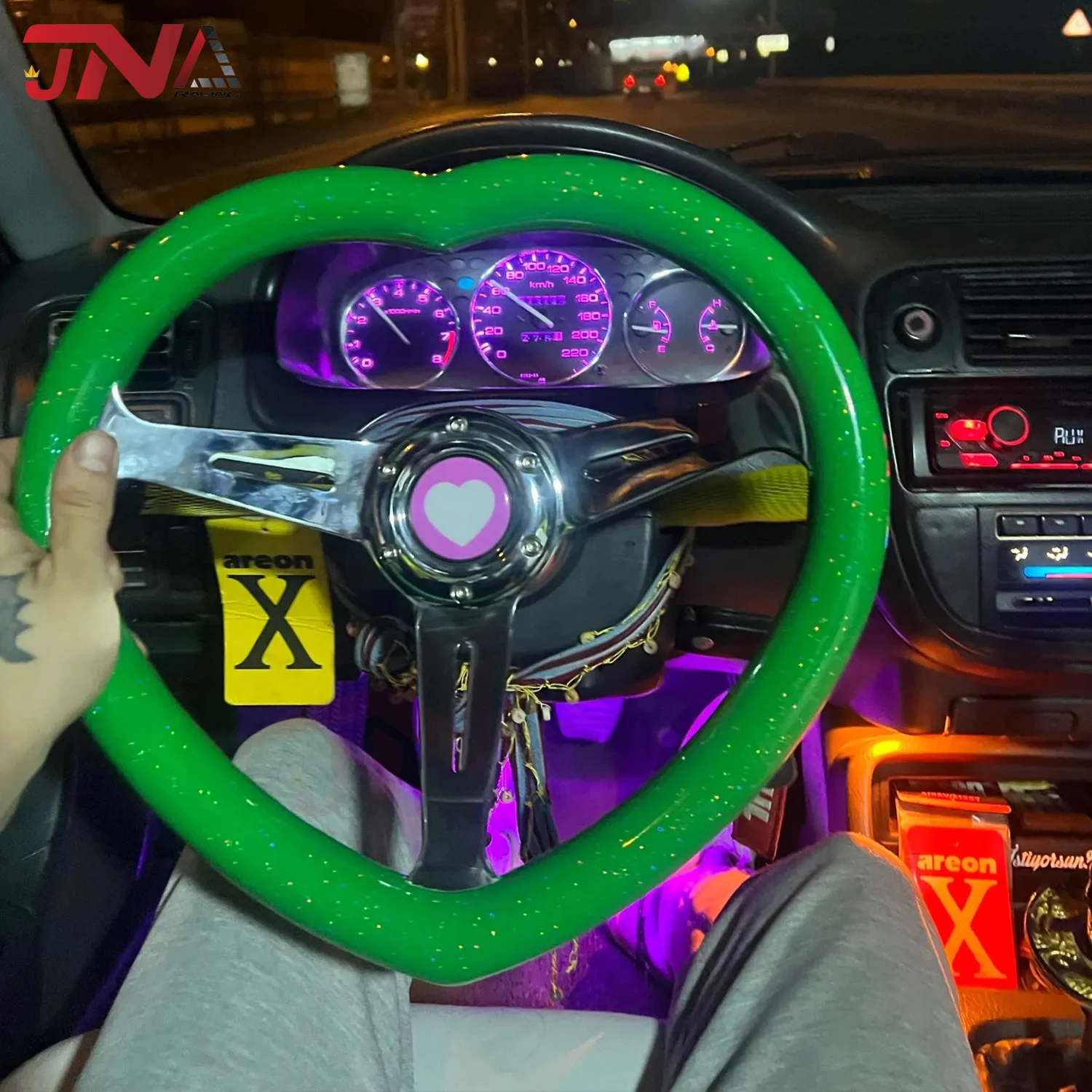 Желтое рулевое колесо в форме сердца для гоночного спортивного автомобиля