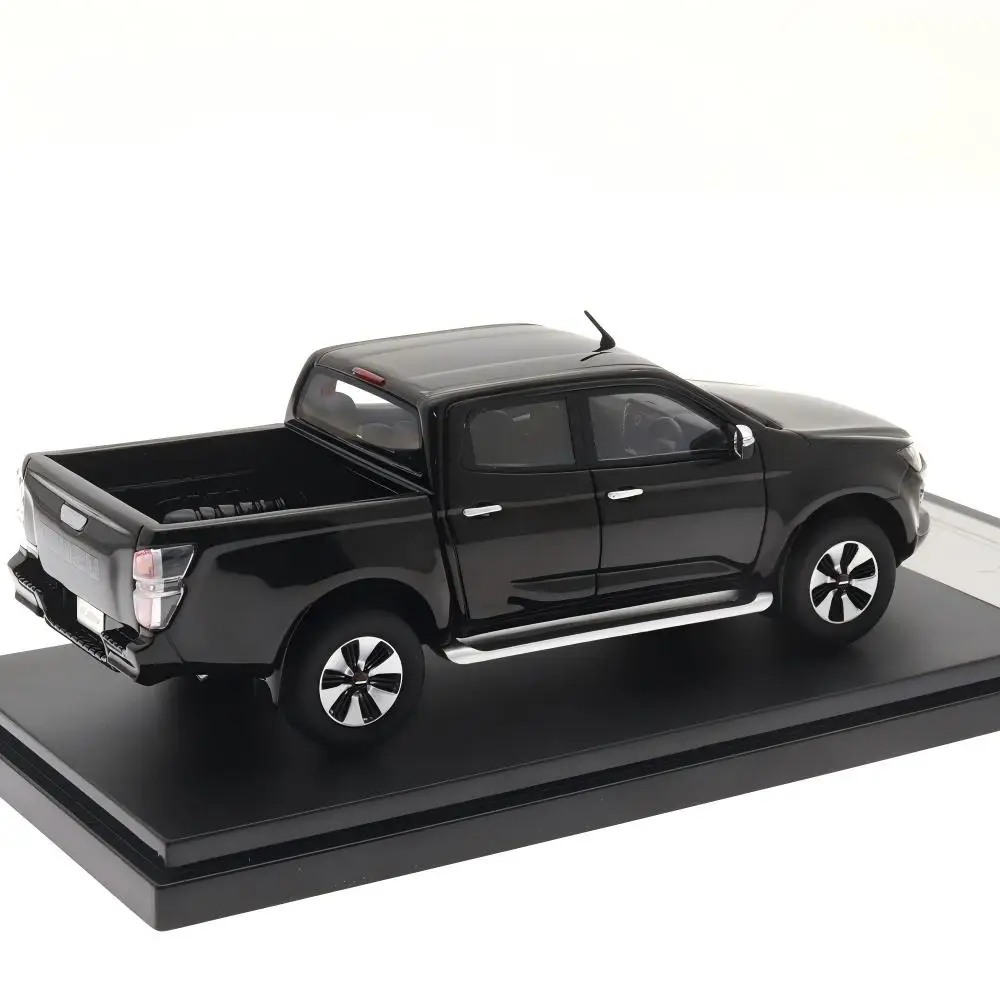 Фото Масштабная модель автомобиля 1/43 из смолы: ISUZU D-MAX DL40 (2021) — классический статичный пикап, настольное украшение, премиальный коллекционный сувенир, подарок для любителей хобби №2
